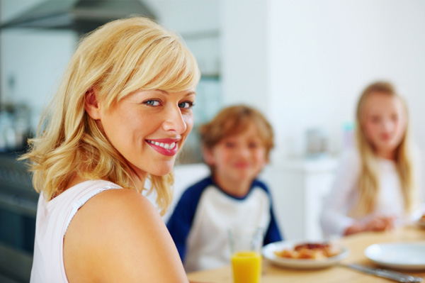 mom-having-breakfast-with-kids